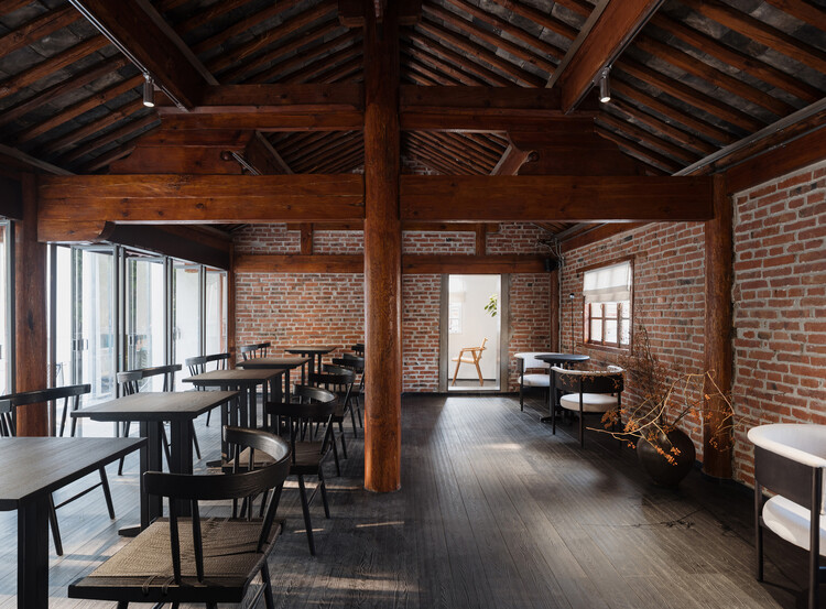 气味咖啡 / 拾号建筑 - 室内图, 餐厅, 木头, 椅子, 玻璃, 梁
