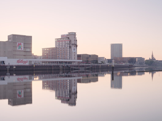 Kellogg's Bremen Hotel / Delugan Meissl Associated Architects - Waterfront, Cityscape
