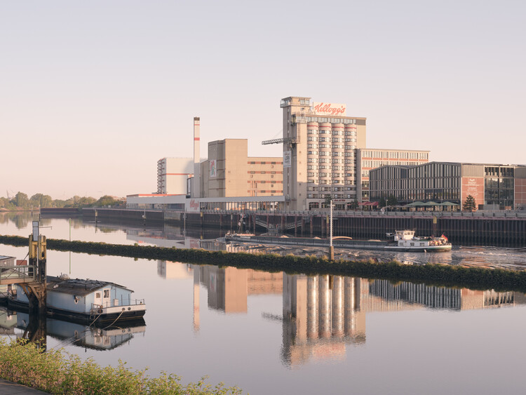 Kellogg's Bremen Hotel / Delugan Meissl Associated Architects - Image 2 of 38