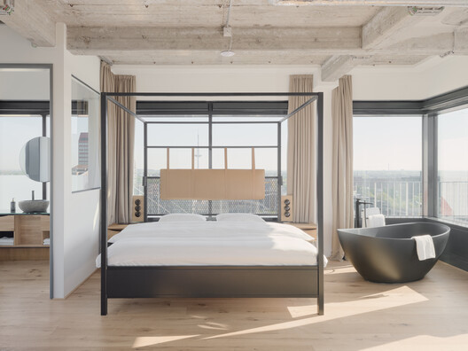 Kellogg's Bremen Hotel / Delugan Meissl Associated Architects - Image 11 of 38
