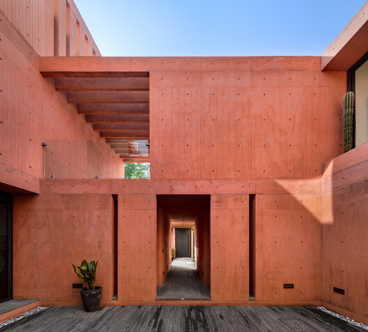 More Than Gray: 15 Projects That Explore Red Pigmented Concrete - Image 5 of 32