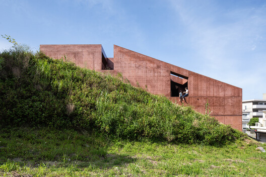 More Than Gray: 15 Projects That Explore Red Pigmented Concrete - Image 30 of 32
