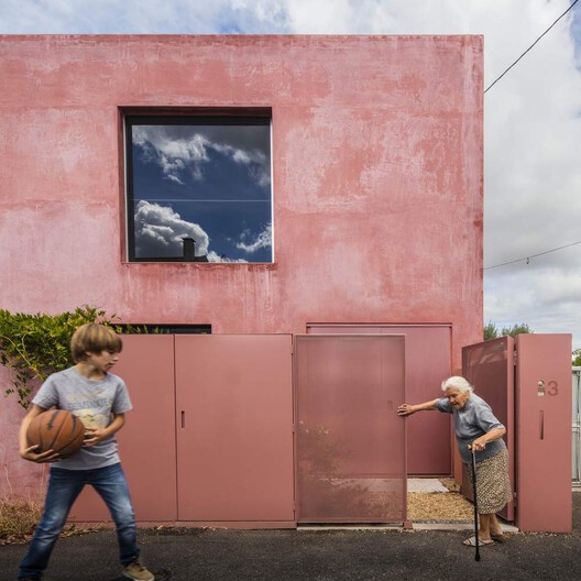 More Than Gray: 15 Projects That Explore Red Pigmented Concrete - Image 8 of 32