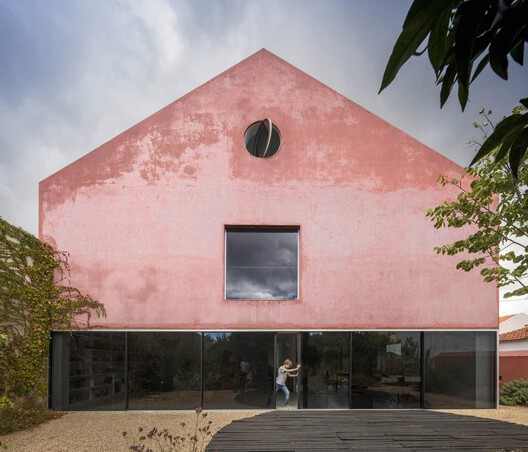 More Than Gray: 15 Projects That Explore Red Pigmented Concrete - Image 9 of 32