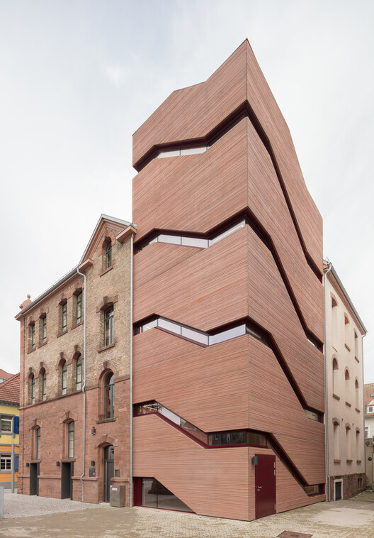 More Than Gray: 15 Projects That Explore Red Pigmented Concrete - Image 28 of 32