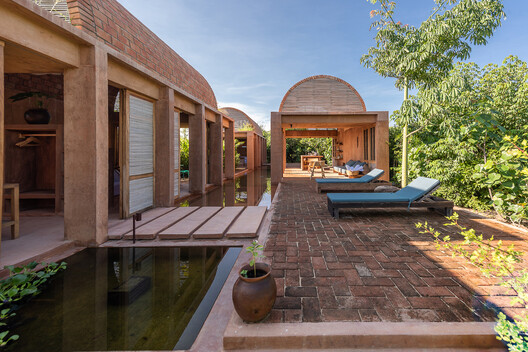 More Than Gray: 15 Projects That Explore Red Pigmented Concrete - Image 10 of 32