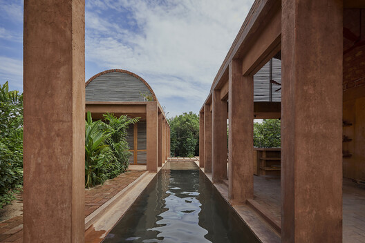 More Than Gray: 15 Projects That Explore Red Pigmented Concrete - Image 11 of 32