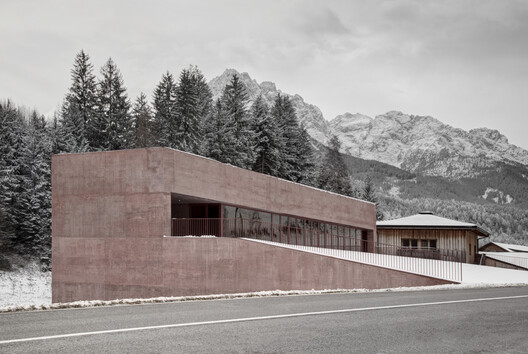 More Than Gray: 15 Projects That Explore Red Pigmented Concrete - Image 20 of 32