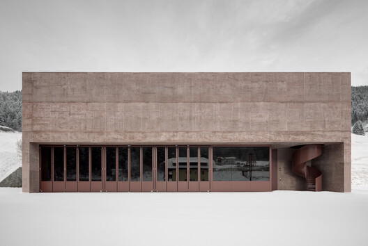 More Than Gray: 15 Projects That Explore Red Pigmented Concrete - Image 17 of 32