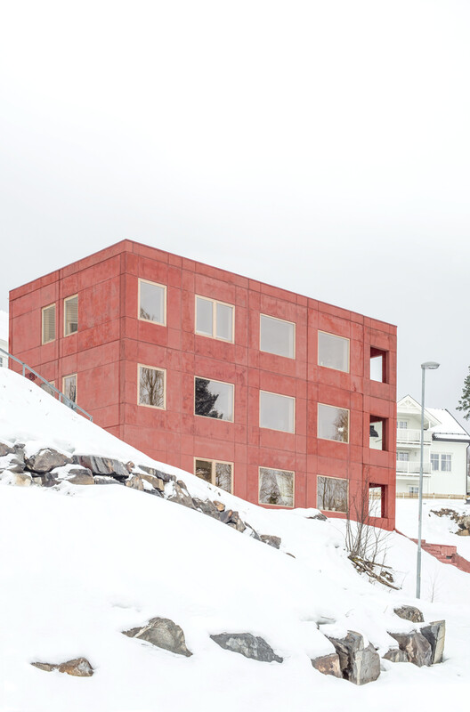 More Than Gray: 15 Projects That Explore Red Pigmented Concrete - Image 16 of 32
