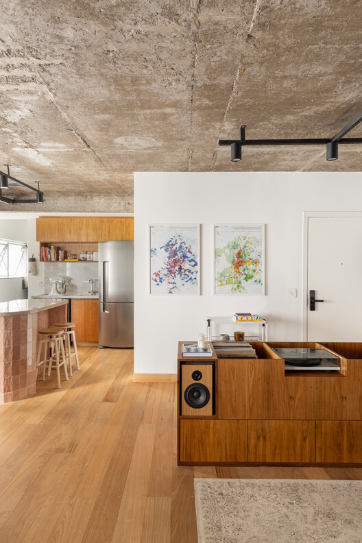 Apartamento WT / FJ55 Arquitetos - Fotografia de Interiores, Cozinha, Madeira, Bancada, Cadeira