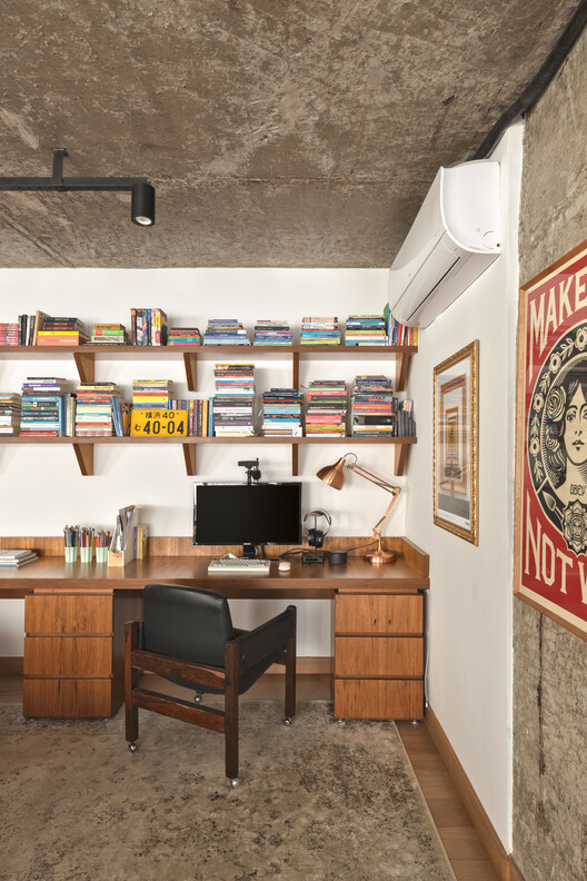 Apartamento WT / FJ55 Arquitetos - Fotografia de Interiores, Mesa, Madeira, Iluminação, Prateleira, Cadeira