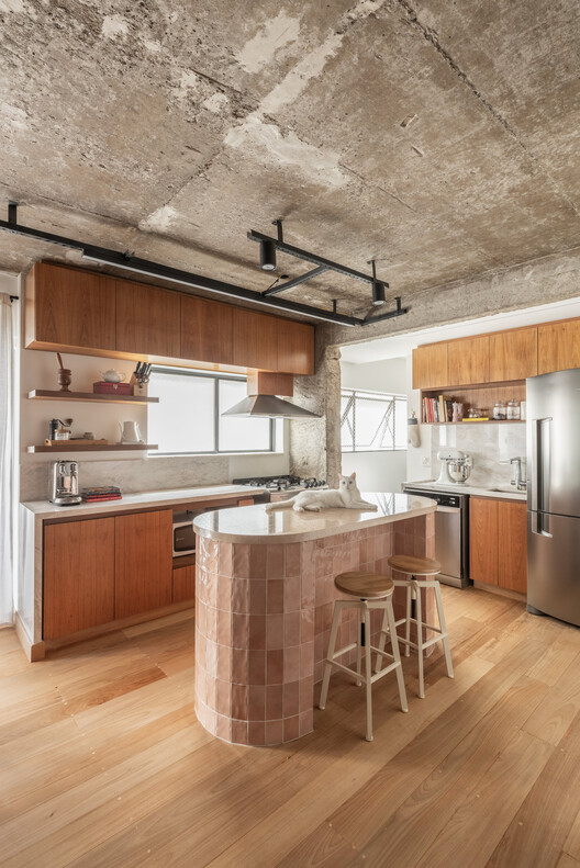 Apartamento WT / FJ55 Arquitetos - Fotografia de Interiores, Cozinha, Madeira, Bancada, Cadeira