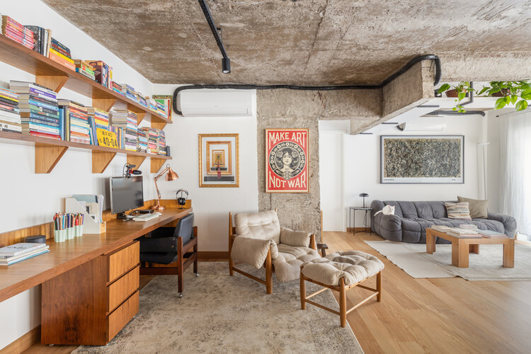 Apartamento WT / FJ55 Arquitetos - Fotografia de Interiores, Sala de Estar, Madeira, Mesa, Cadeira