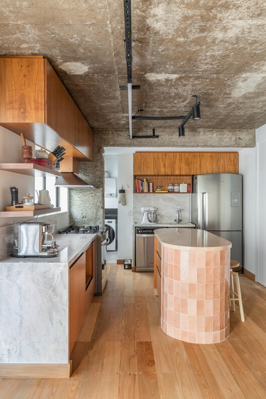 Apartamento WT / FJ55 Arquitetos - Fotografia de Interiores, Cozinha, Madeira, Bancada, Iluminação, Cadeira