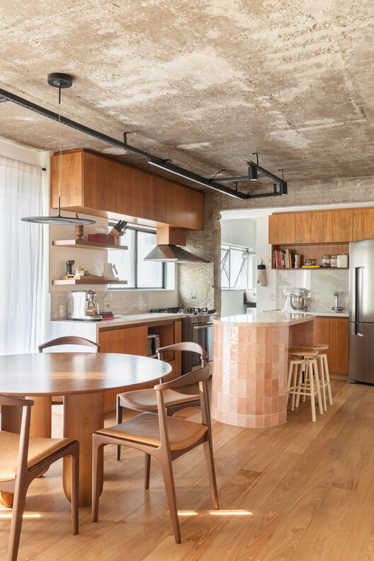 Apartamento WT / FJ55 Arquitetos - Fotografia de Interiores, Cozinha, Madeira, Cadeira, Mesa, Iluminação, Bancada