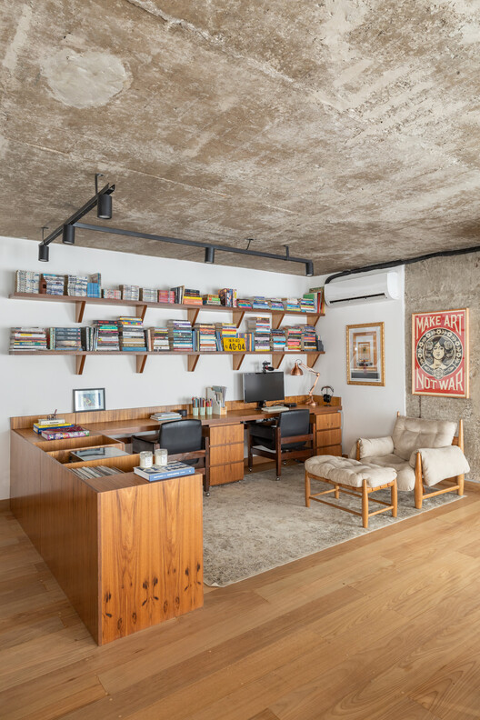 Apartamento WT / FJ55 Arquitetos - Fotografia de Interiores, Sala de Estar, Madeira, Mesa, Cadeira