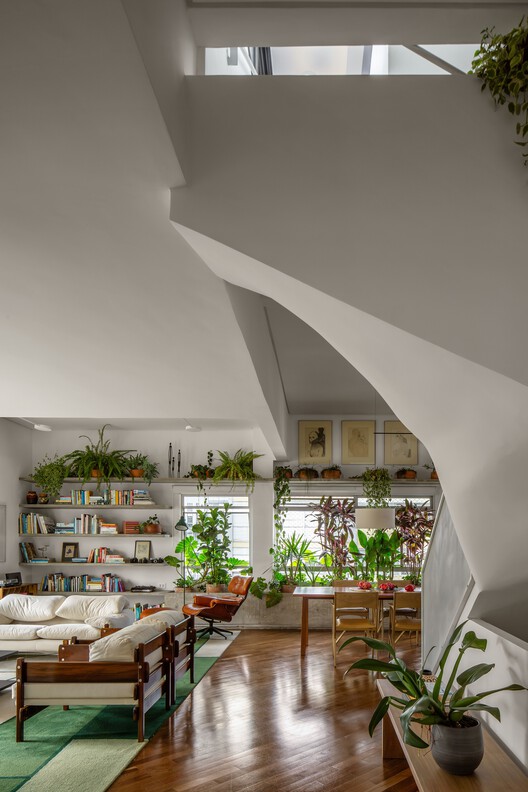 Apartamento Batataes / Ana Sawaia Arquitetura + Paulo Alves - Fotografia de Interiores, Sofá, Mesa, Iluminação, Cadeira