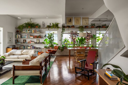 Apartamento Batataes / Ana Sawaia Arquitetura + Paulo Alves Apartamento Batataes / Ana Sawaia Arquitetura + Paulo Alves - Fotografia de Interiores, Sala de Jantar, Madeira, Sofá, Mesa, Cadeira