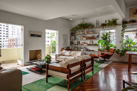 Apartamento Batataes / Ana Sawaia Arquitetura + Paulo Alves Apartamento Batataes / Ana Sawaia Arquitetura + Paulo Alves - Fotografia de Interiores, Sala de Estar, Madeira, Sofá, Mesa, Cadeira