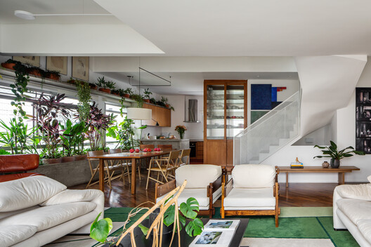 Apartamento Batataes / Ana Sawaia Arquitetura + Paulo Alves Apartamento Batataes / Ana Sawaia Arquitetura + Paulo Alves - Fotografia de Interiores, Madeira, Sofá, Mesa, Cadeira