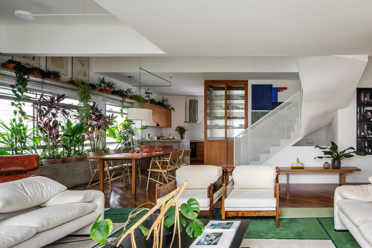Apartamento Batataes / Ana Sawaia Arquitetura + Paulo Alves - Fotografia de Interiores, Interiores De Apartamentos, Mesa, Cadeira