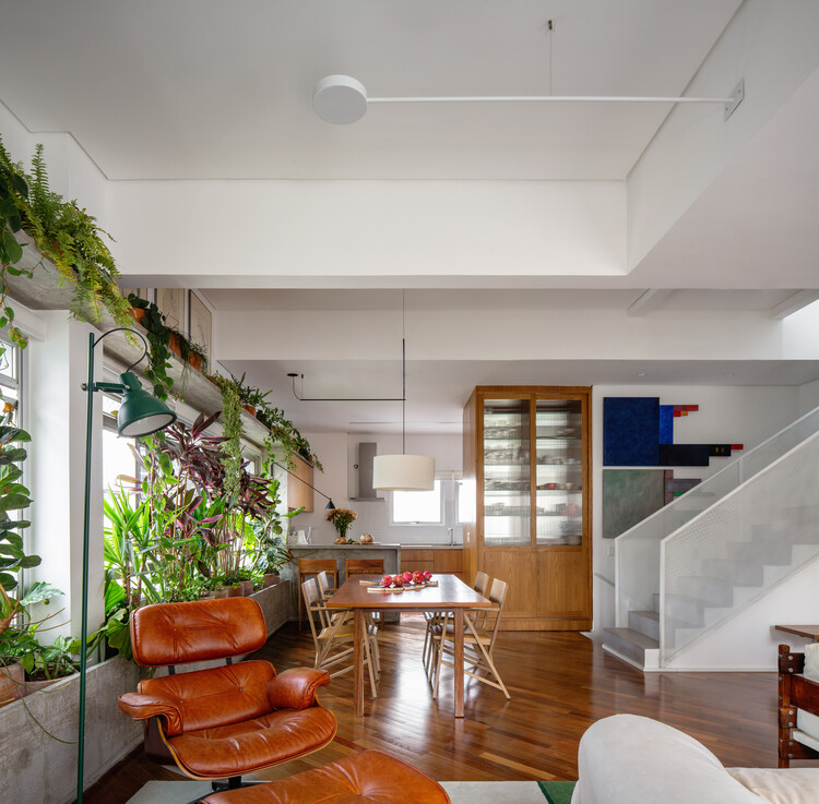 Apartamento Batataes / Ana Sawaia Arquitetura + Paulo Alves - Fotografia de Interiores, Madeira, Mesa, Iluminação, Cadeira, Prateleira