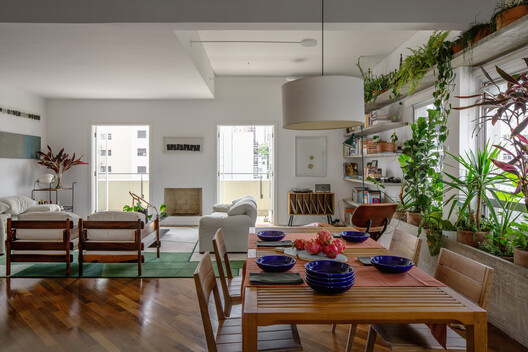 Apartamento Batataes / Ana Sawaia Arquitetura + Paulo Alves Apartamento Batataes / Ana Sawaia Arquitetura + Paulo Alves - Fotografia de Interiores, Sala de Jantar, Mesa, Madeira, Cadeira, Iluminação