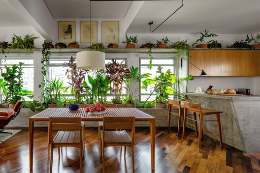 Apartamento Batataes / Ana Sawaia Arquitetura + Paulo Alves Apartamento Batataes / Ana Sawaia Arquitetura + Paulo Alves - Fotografia de Interiores, Sala de Jantar, Madeira, Mesa, Cadeira, Iluminação, Vidro