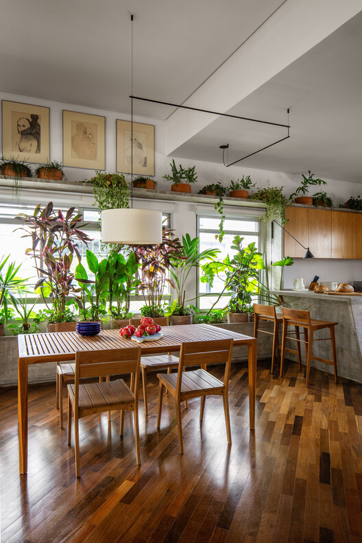 Apartamento Batataes / Ana Sawaia Arquitetura + Paulo Alves Apartamento Batataes / Ana Sawaia Arquitetura + Paulo Alves - Fotografia de Interiores, Sala de Jantar, Madeira, Mesa, Cadeira, Iluminação, Vidro