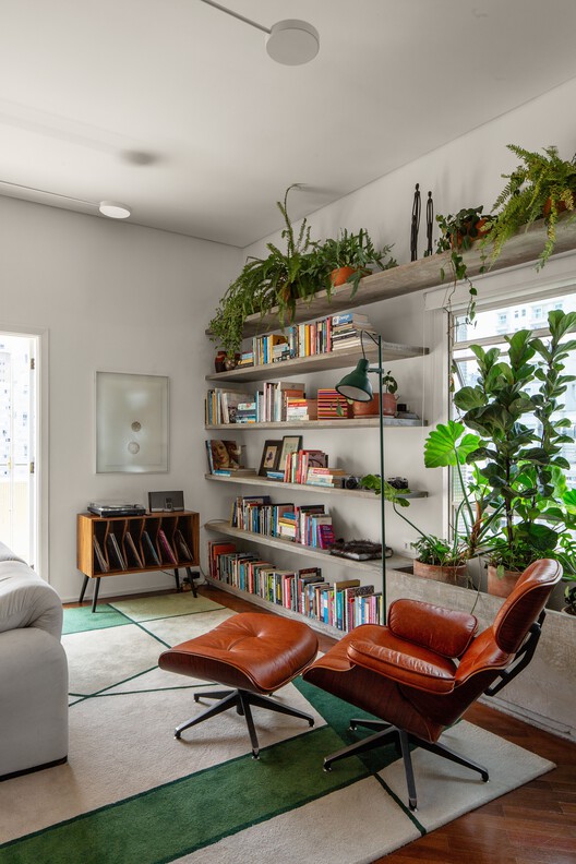 Apartamento Batataes / Ana Sawaia Arquitetura + Paulo Alves - Fotografia de Interiores, Sala de Estar, Prateleira, Iluminação, Cadeira