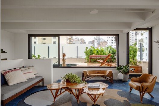 Apartamento Batataes / Ana Sawaia Arquitetura + Paulo Alves Apartamento Batataes / Ana Sawaia Arquitetura + Paulo Alves - Fotografia de Interiores, Madeira, Mesa, Cadeira