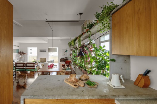 Apartamento Batataes / Ana Sawaia Arquitetura + Paulo Alves Apartamento Batataes / Ana Sawaia Arquitetura + Paulo Alves - Fotografia de Interiores, Cozinha, Bancada, Cadeira