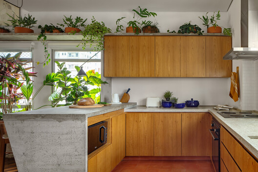 Apartamento Batataes / Ana Sawaia Arquitetura + Paulo Alves Apartamento Batataes / Ana Sawaia Arquitetura + Paulo Alves - Fotografia de Interiores, Cozinha, Bancada, Madeira, Iluminação, Pia