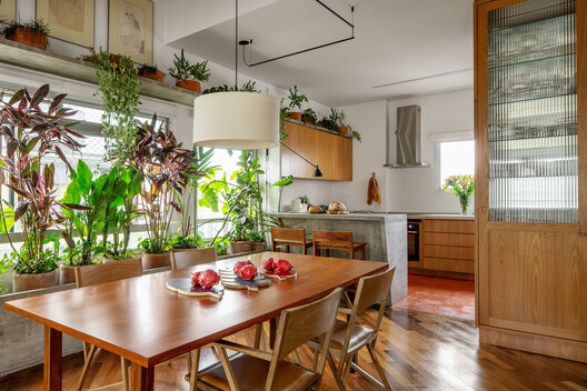 Apartamento Batataes / Ana Sawaia Arquitetura + Paulo Alves Apartamento Batataes / Ana Sawaia Arquitetura + Paulo Alves - Fotografia de Interiores, Madeira, Mesa, Cadeira, Iluminação