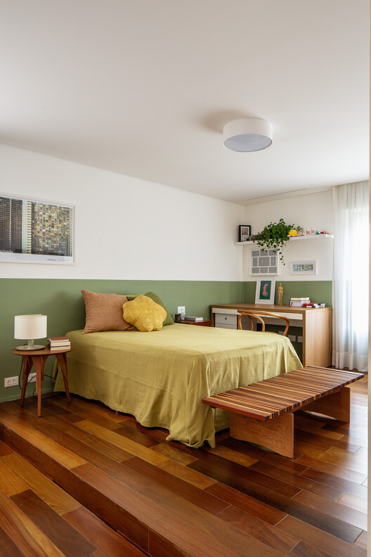 Apartamento Batataes / Ana Sawaia Arquitetura + Paulo Alves Apartamento Batataes / Ana Sawaia Arquitetura + Paulo Alves - Fotografia de Interiores, Dormitório, Madeira, Iluminação, Cama