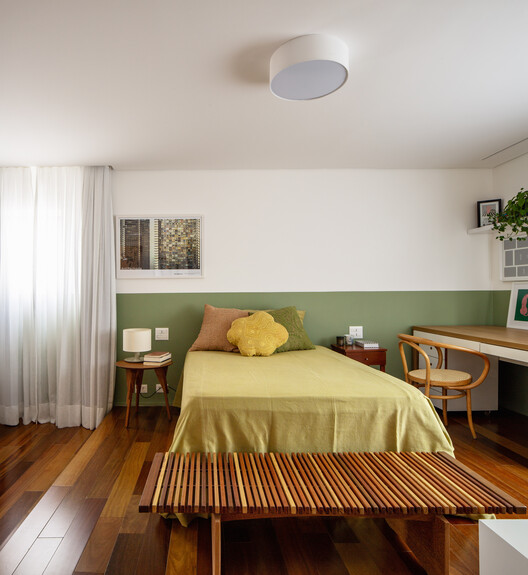 Apartamento Batataes / Ana Sawaia Arquitetura + Paulo Alves Apartamento Batataes / Ana Sawaia Arquitetura + Paulo Alves - Fotografia de Interiores, Dormitório, Madeira, Cama, Iluminação