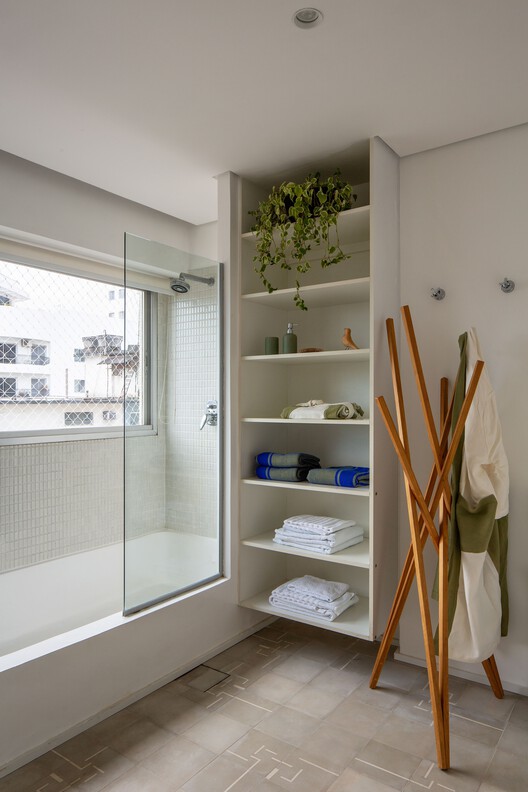 Apartamento Batataes / Ana Sawaia Arquitetura + Paulo Alves Apartamento Batataes / Ana Sawaia Arquitetura + Paulo Alves - Fotografia de Interiores, Madeira, Iluminação, Prateleira, Vidro, Porta, Banheiro