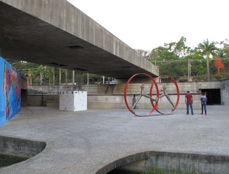 Entendiendo el Eco-Brutalismo: La paradoja entre estructura, sostenibilidad y estilo - Imagen 38 de 44