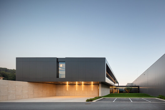 Edifício Industrial Porminho / TRAMA arquitetos - Imagem 12 de 23