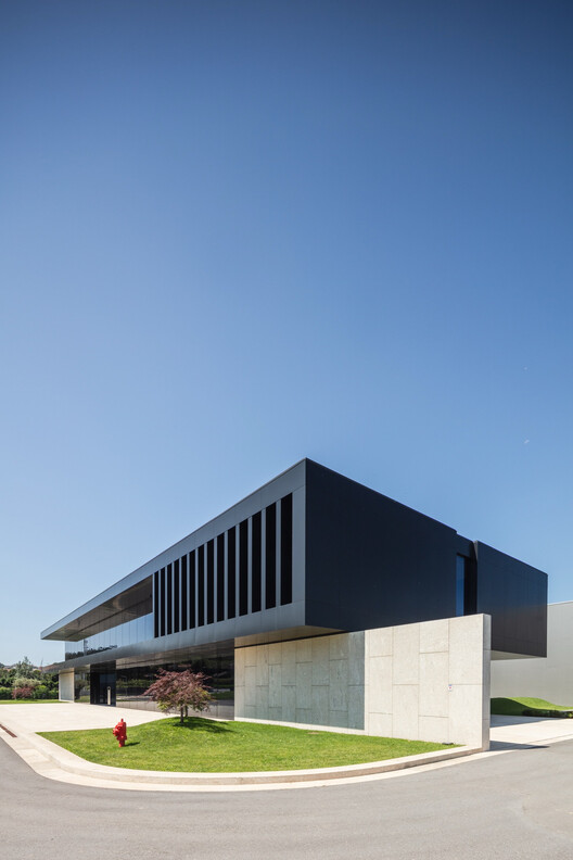 Edifício Industrial Porminho / TRAMA arquitetos - Imagem 6 de 23