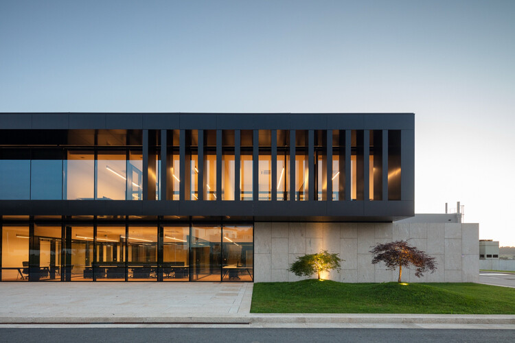 Edifício Industrial Porminho / TRAMA arquitetos - Fotografia de Exterior, Concreto