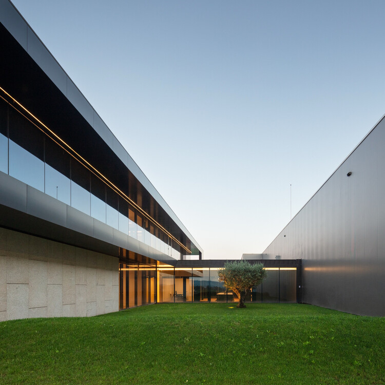 Edifício Industrial Porminho / TRAMA arquitetos - Imagem 3 de 23