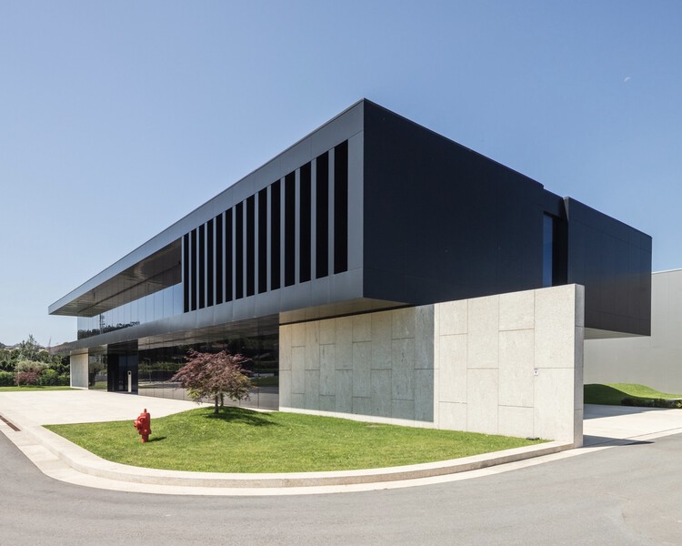 Edifício Industrial Porminho / TRAMA arquitetos - Imagem 1 de 23