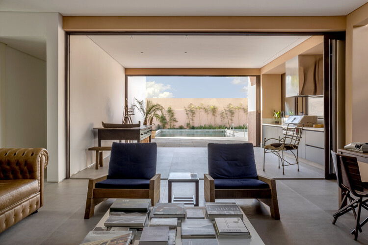 Casa Viva / SAINZ arquitetura - Fotografía interior, Sala de estar, Madera, Sillas