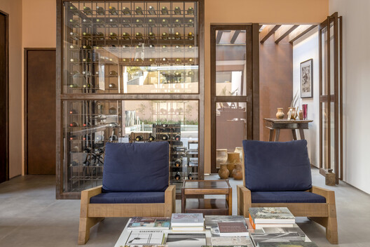 Casa Viva / SAINZ arquitetura - Fotografia de Interiores, Sala de Estar, Madeira, Iluminação, Mesa, Prateleira, Cadeira
