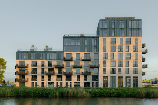 House at the Harbor / Powerhouse Company