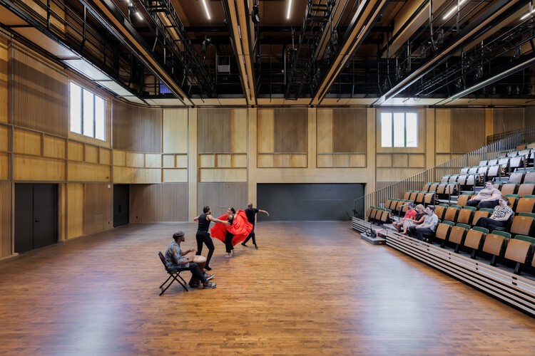 Teatro Doris Duke / Mecanoo - Fotografía interior, Escaleras, Madera, Sillas