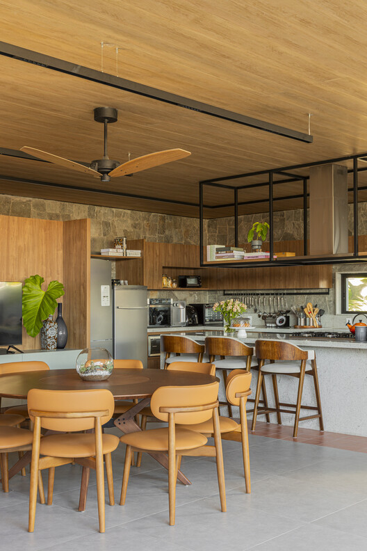 Casa RA / Fernandes Atem Arquitetos - Fotografía interior, Madera, Mesas, Sillas, Iluminación, Encimera