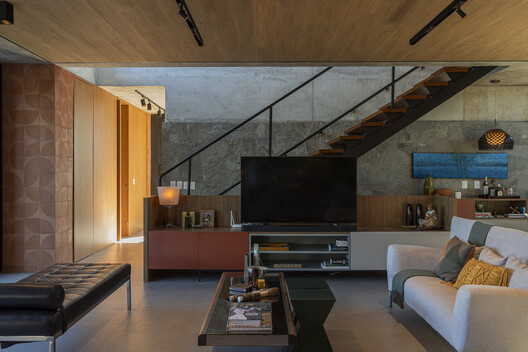 Casa RA / Fernandes Atem Arquitetos - Fotografía interior, Sala de estar, Madera, Sillones, Iluminación, Mesas, Sillas